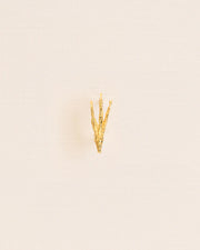 Single signature grigri stud earring in 18 ct. gold