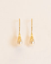 Long signature grigri stud earrings clasping a pearl in 18 ct. gold