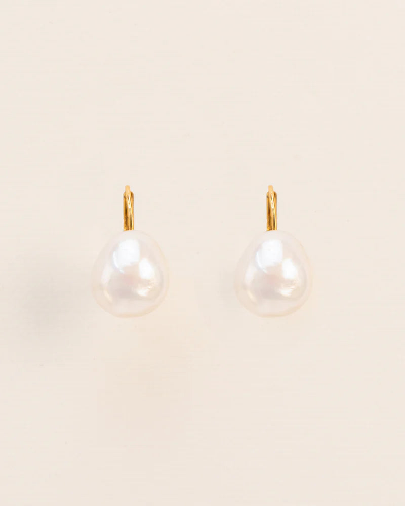 Leverback earrings with pearl