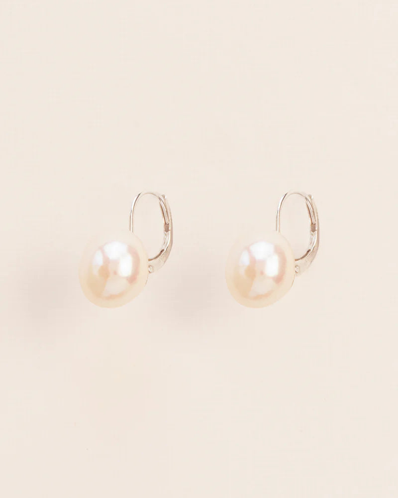 Leverback earrings with pearl