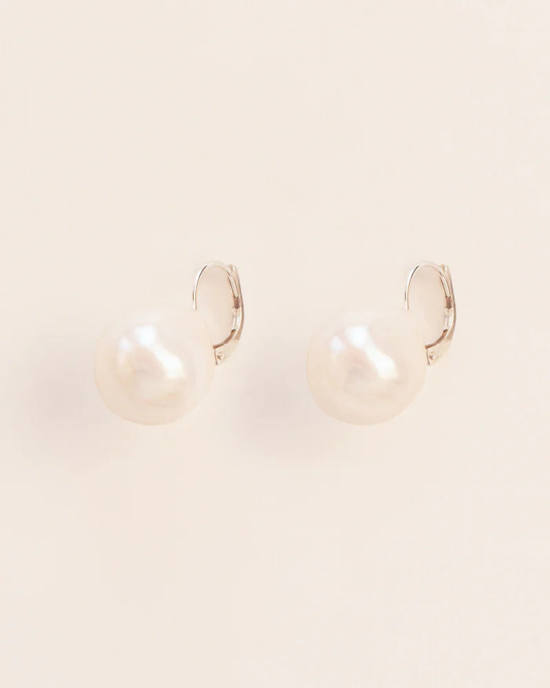 Leverback earrings with large pearl