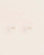 Stud earrings with pearl