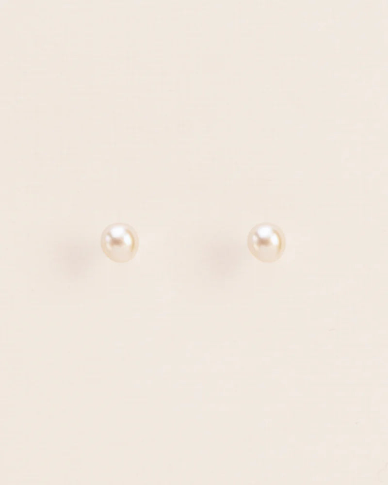 Stud earrings with pearl