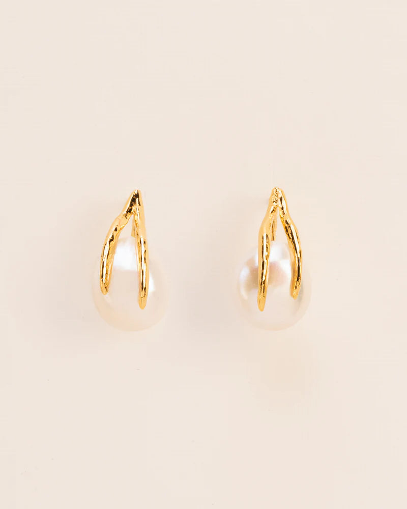 Stud earrings with leaves and pearl