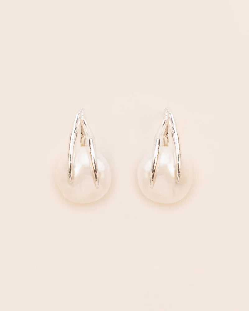 Stud earrings with leaves and pearl