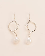 Branch-shaped hook earrings with pearl