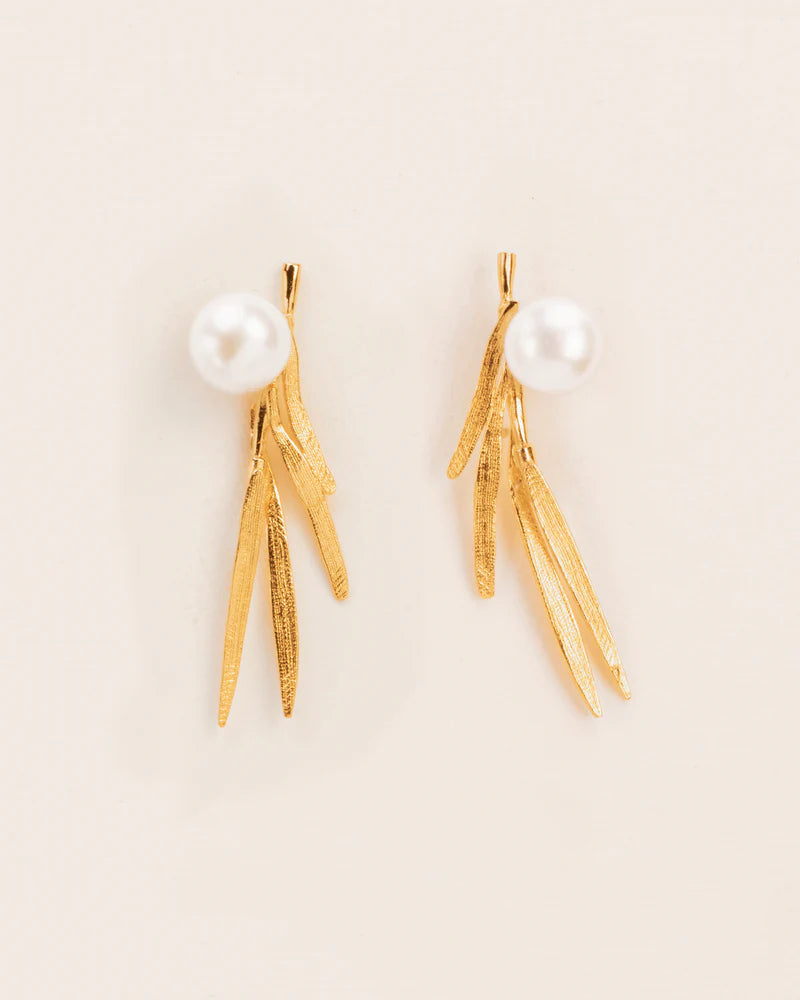 Stud earrings with leaves and pearl