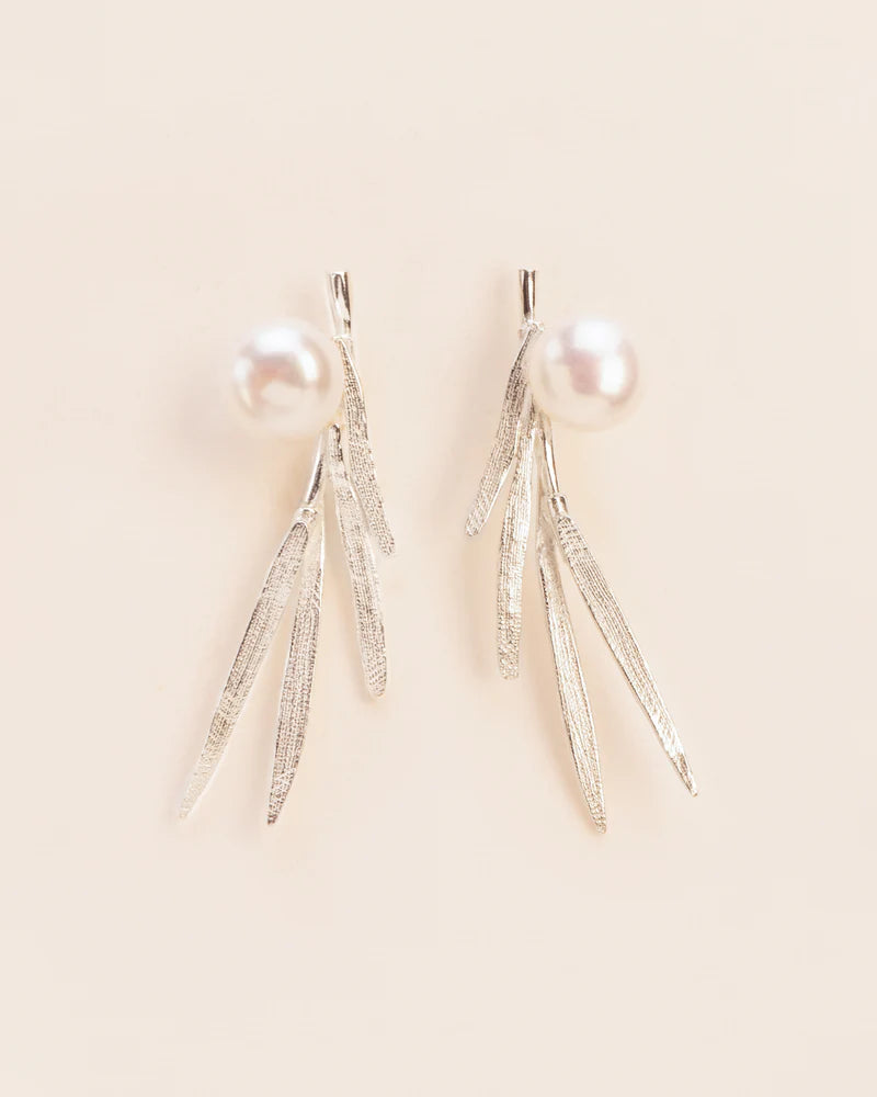 Stud earrings with leaves and pearl