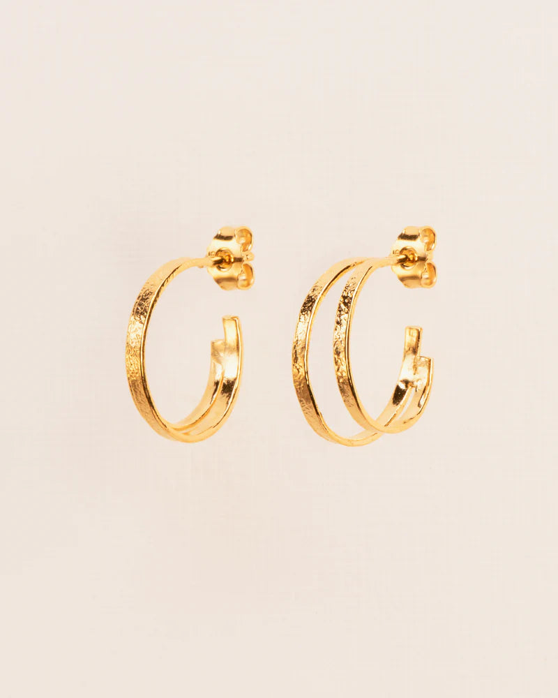 Hoop earrings with doubled hammered hoop