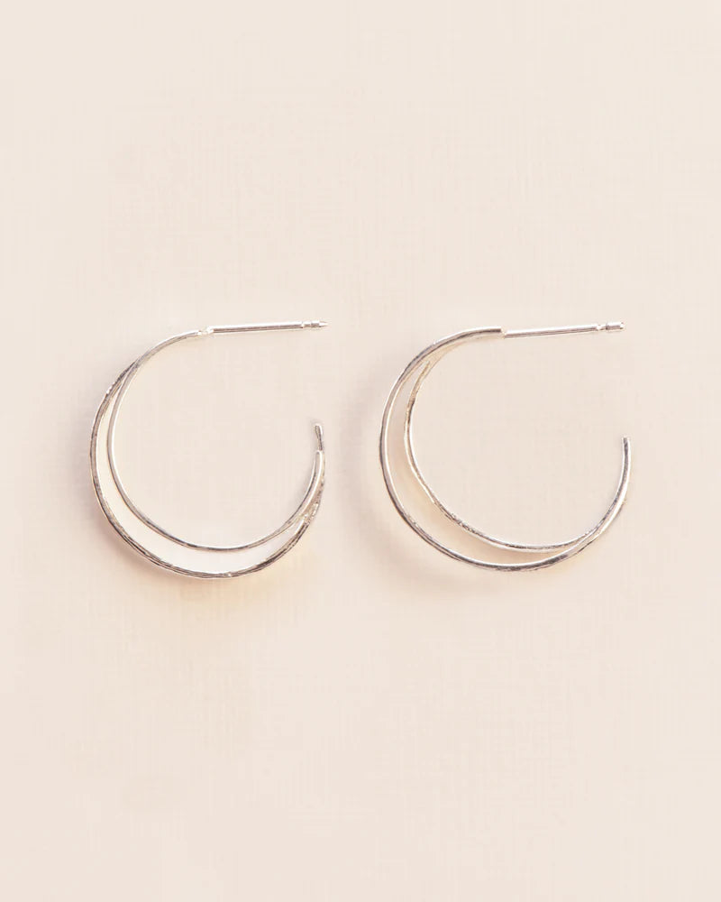 Hoop earrings with doubled hammered hoop