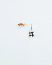 Asymmetric earrings with lip and mosaic