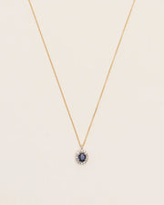 Necklace with oval sapphire and diamond halo in 18 ct. gold