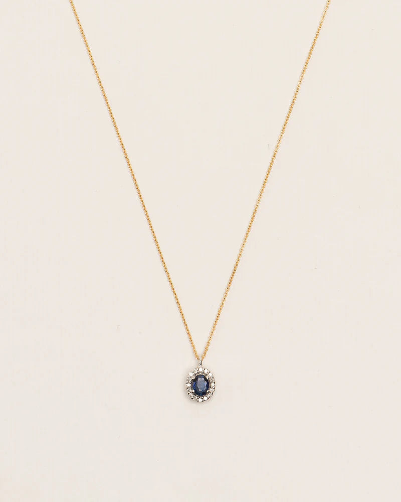 Necklace with oval sapphire and diamond halo in 18 ct. gold