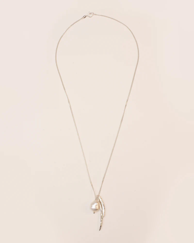 Necklace with leaves and pearl pendant