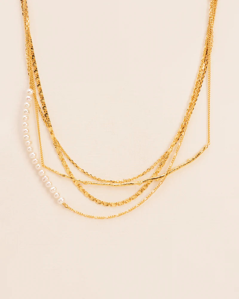 Layered necklace with branch element, chains and pearls string
