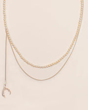 Necklace with pearls string, chain and signature grigri