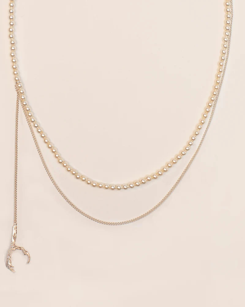 Necklace with pearls string, chain and signature grigri