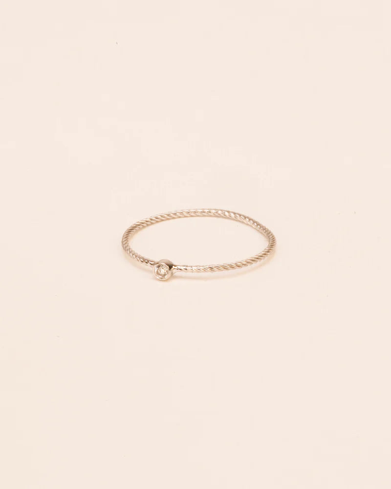 Twisted ring with white diamond in 18 ct. gold