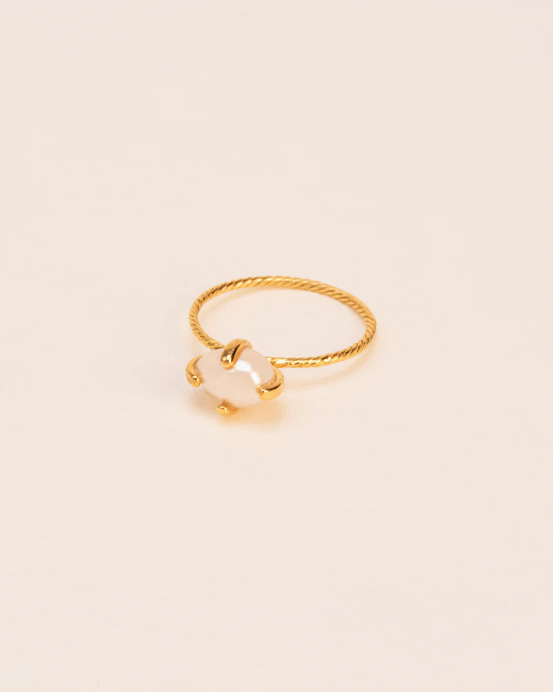 Fine ring with pearl