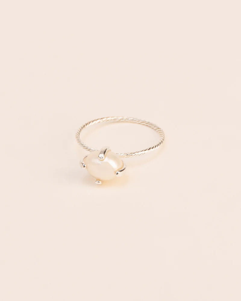 Fine ring with pearl