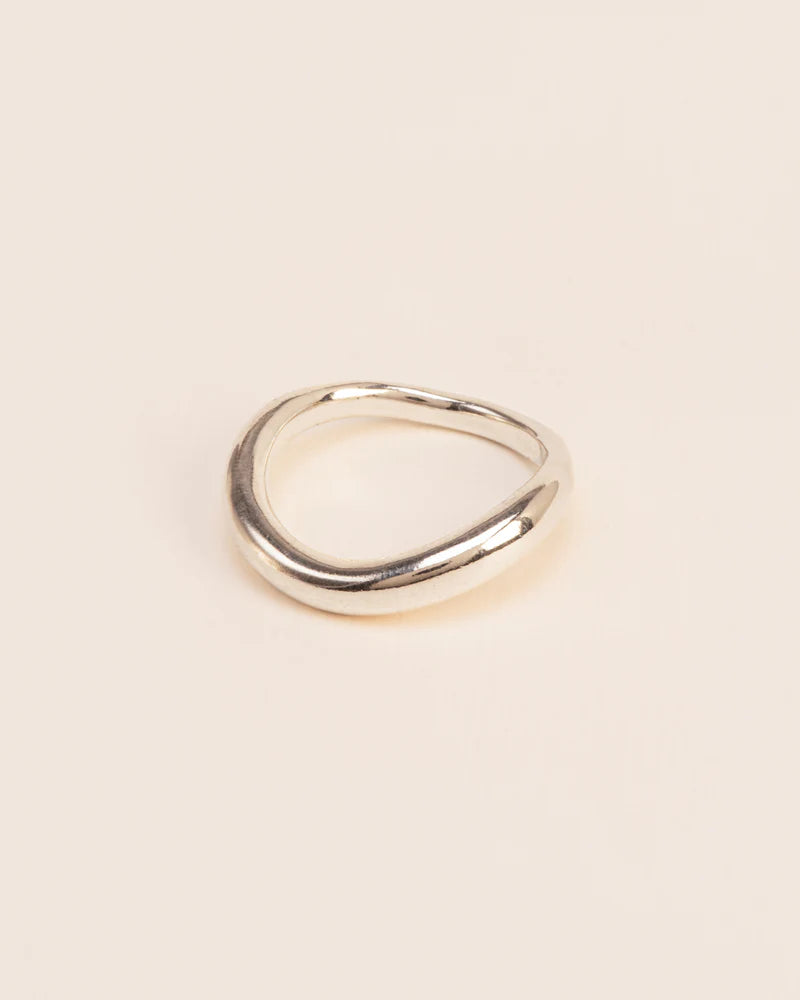Wavy ring