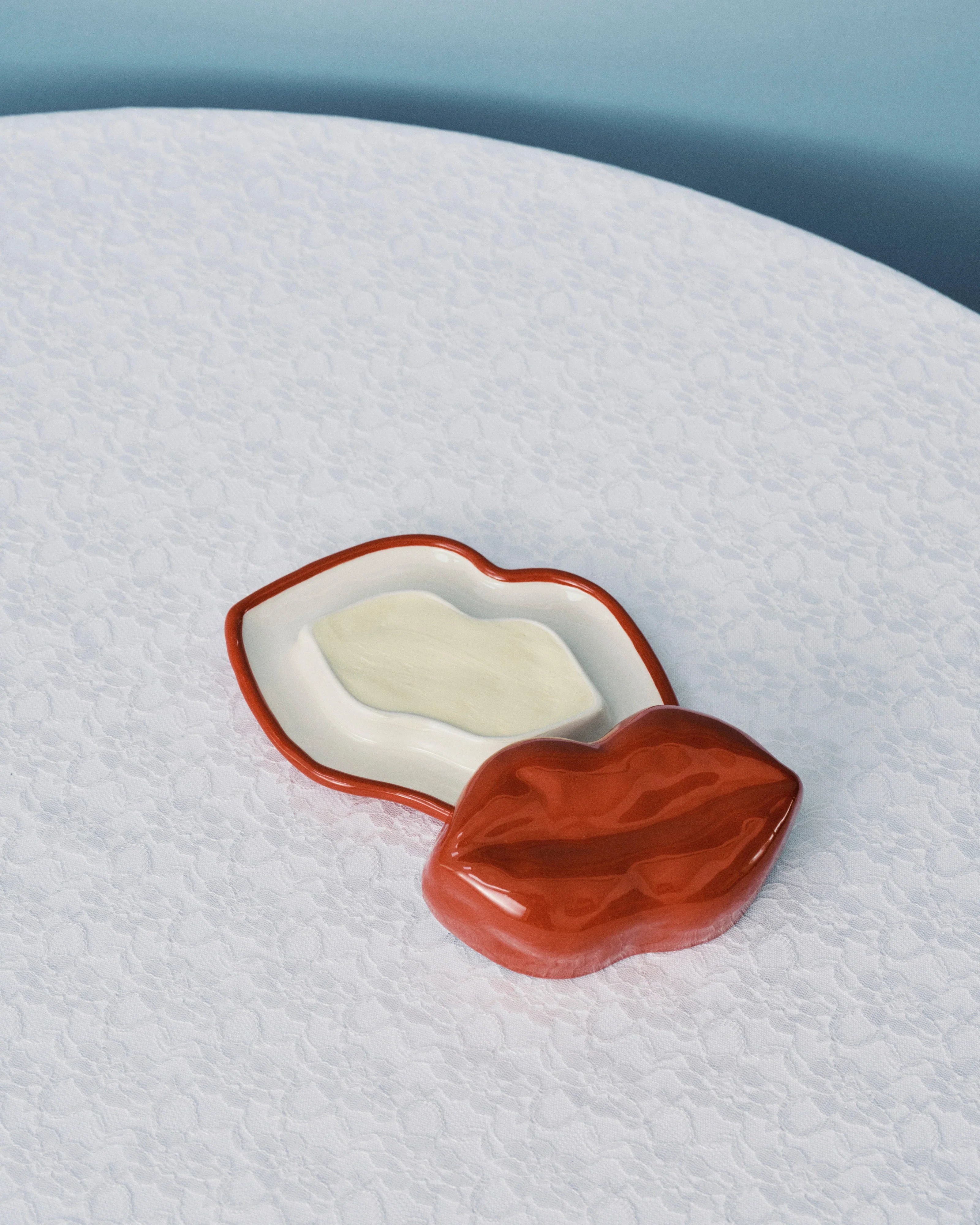 Dish with lid red - White lips