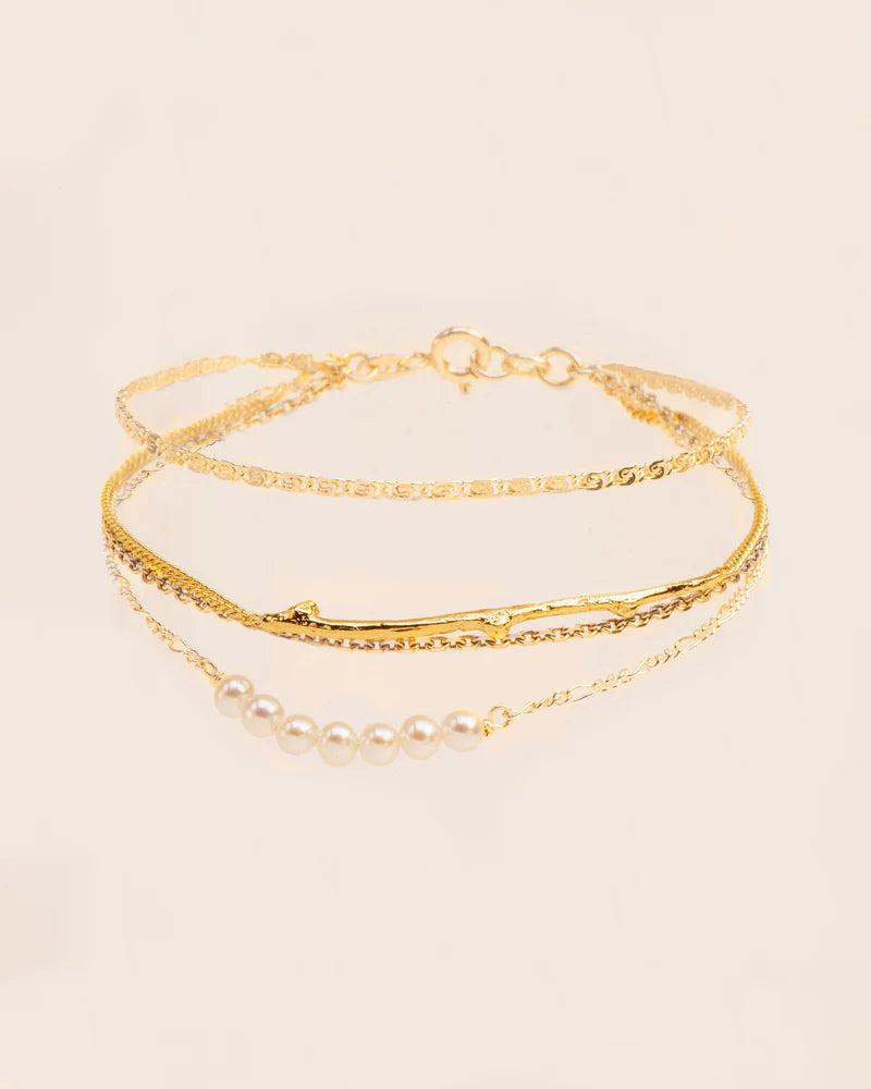 Bracelet with branch element, chains and pearls string