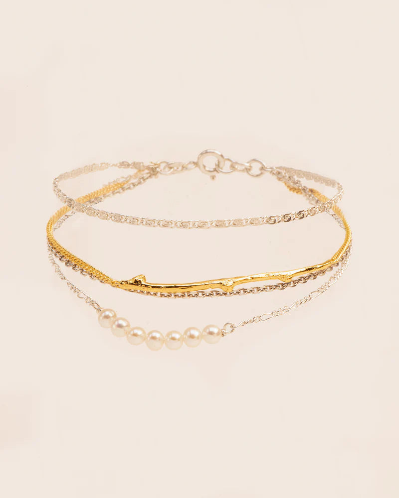 Bracelet with branch element, chains and pearls string