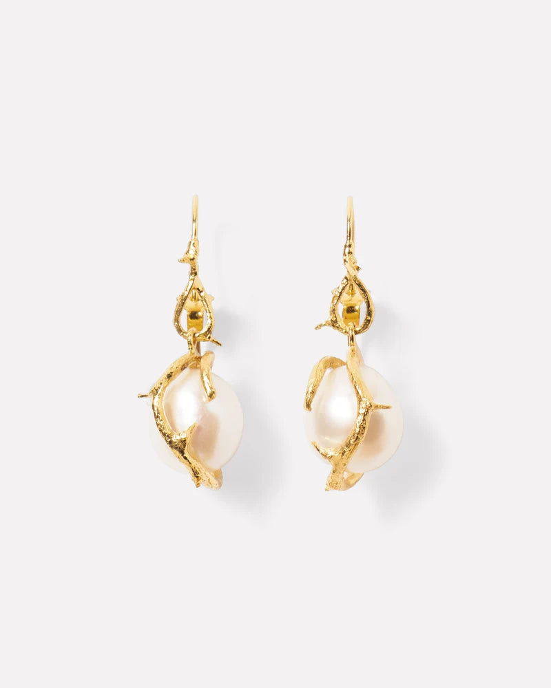 Thorned hook earrings with freshwater pearl