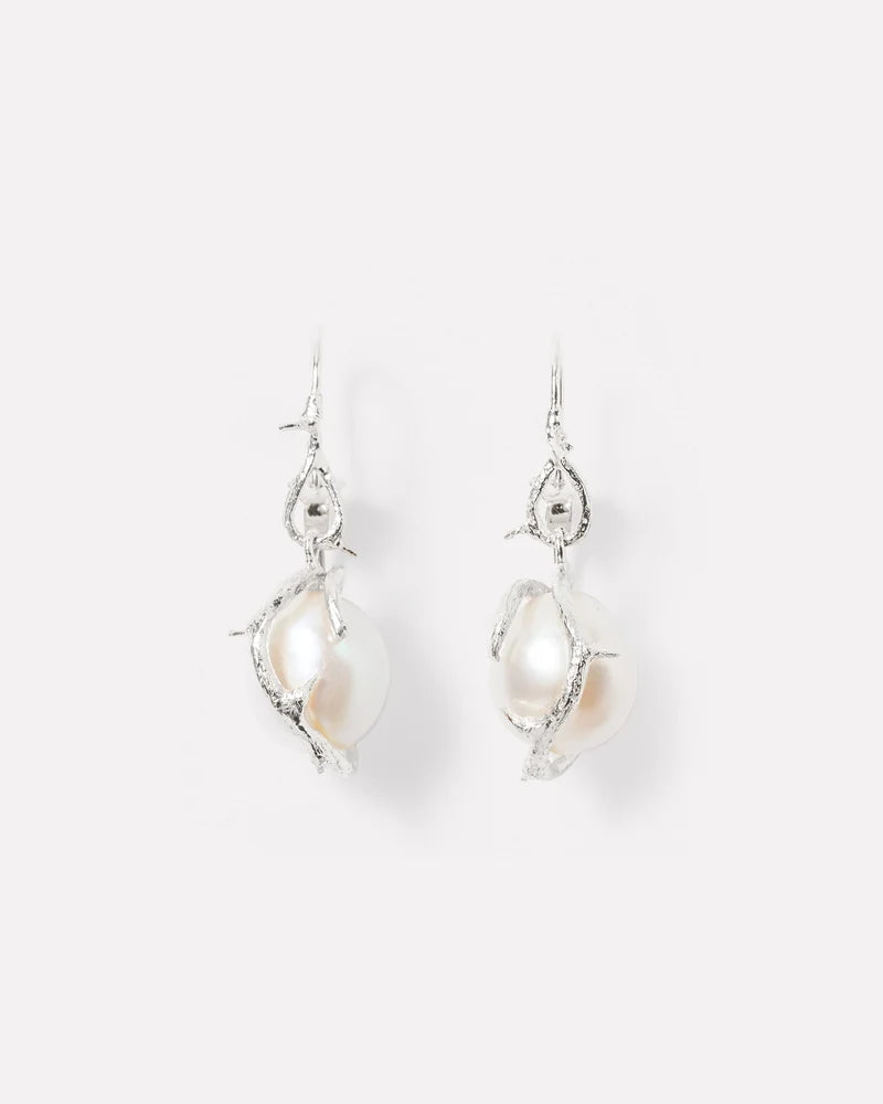 Thorned hook earrings with freshwater pearl