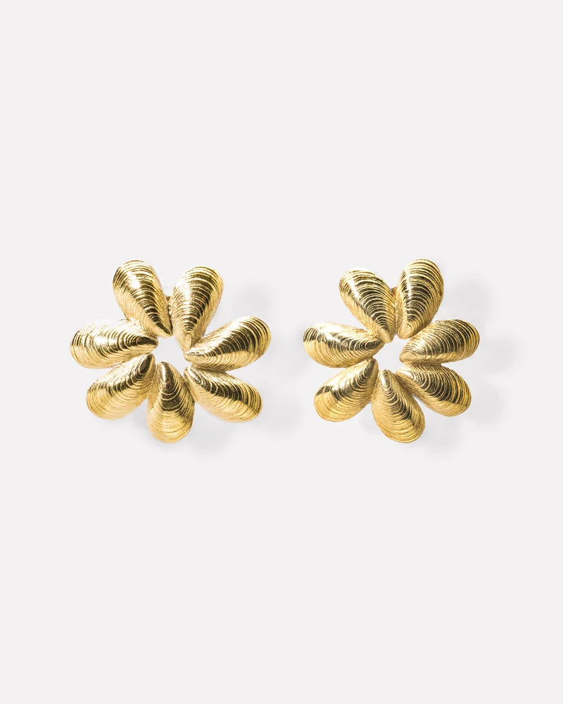 Stud earrings with mussel rosette