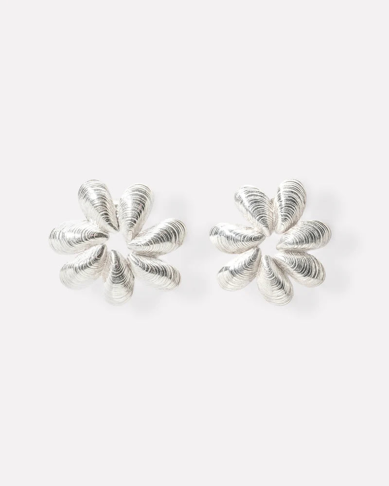 Stud earrings with mussel rosette