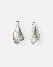 Stud earrings with double-sided mussel
