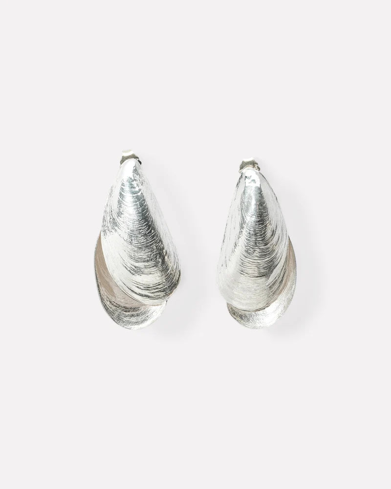 Stud earrings with double-sided mussel