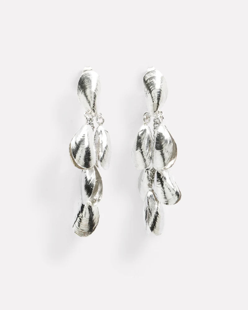 Stud earrings with dangling mussels