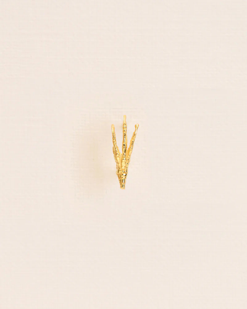 Single signature grigri stud earring in 18 ct. gold