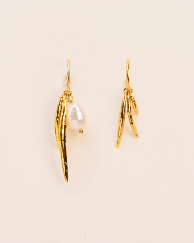 Asymmetric hoops with leaf and pearl