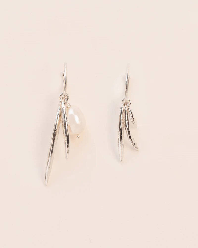 Asymmetric hoops with leaf and pearl