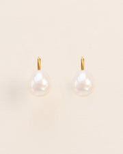 Leverback earrings with pearl