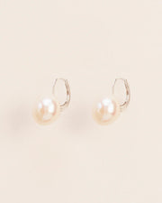 Leverback earrings with pearl