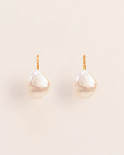 Leverback earrings with large pearl