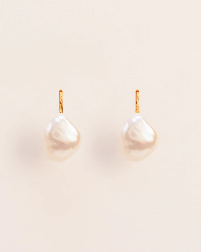 Leverback earrings with large pearl