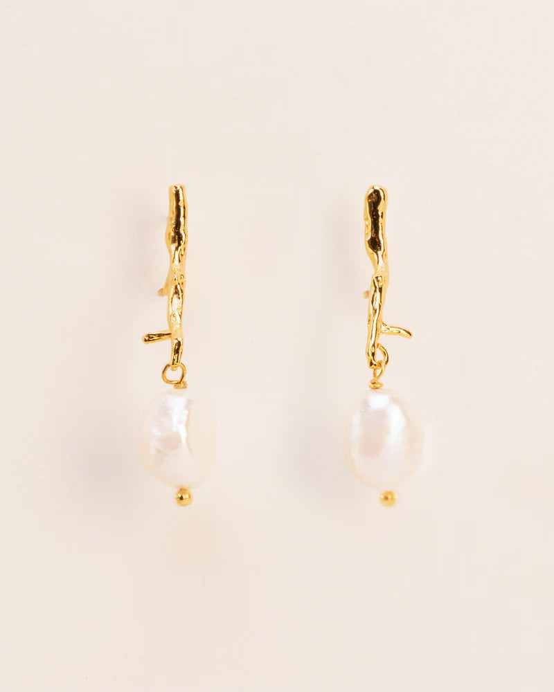 Branch-shaped stud earrings with pearl