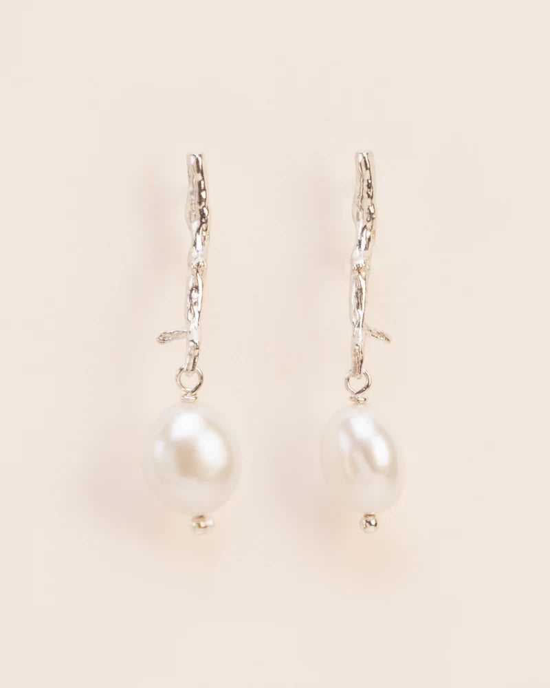 Branch-shaped stud earrings with pearl