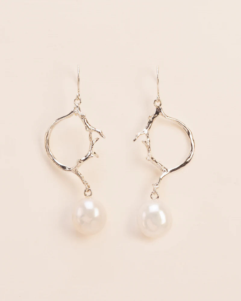 Branch-shaped hook earrings with pearl