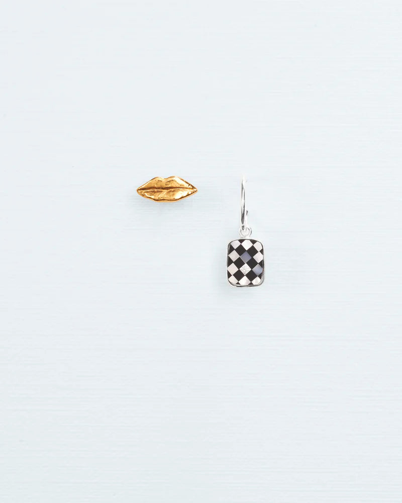Asymmetric earrings with lip and mosaic