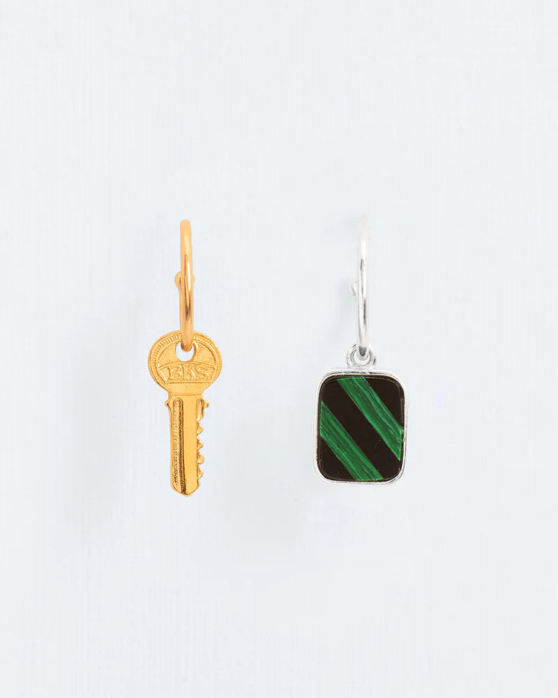 Asymmetric hoop earrings with key and malachite and onyx mosaic pendants