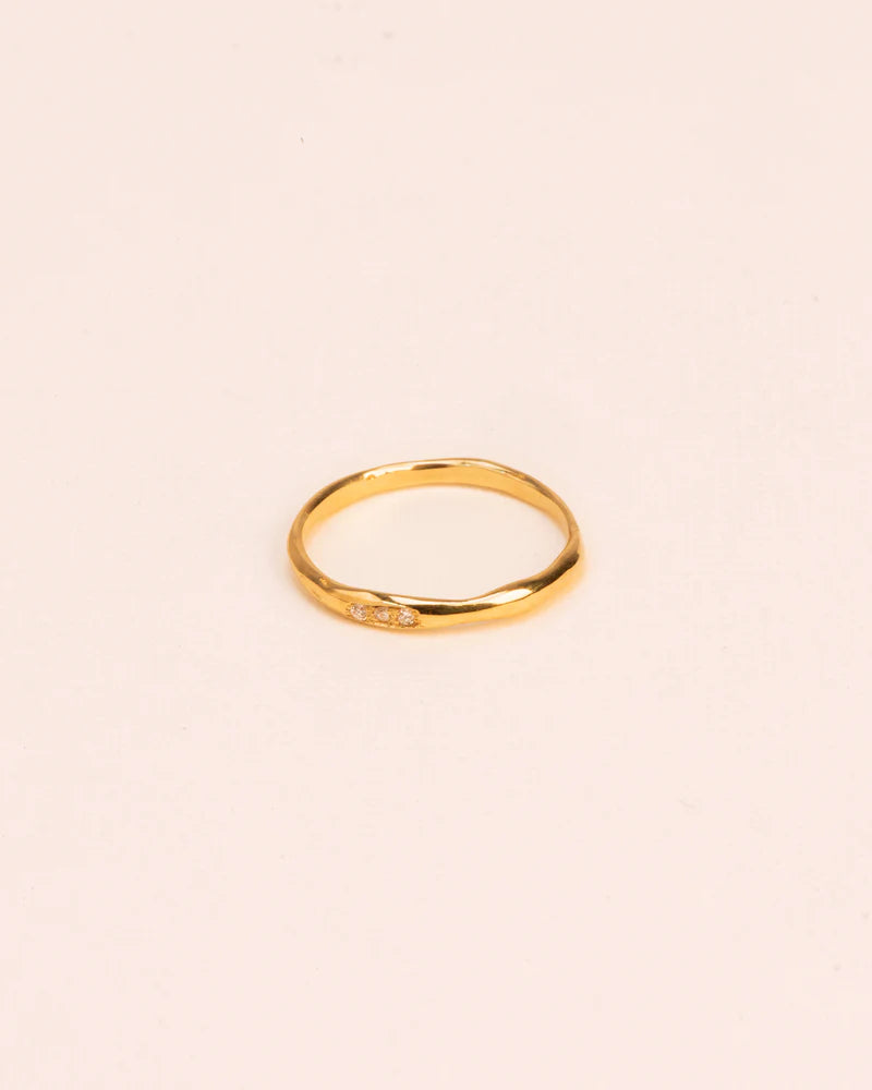 Organic ring with three white diamonds in 18 ct. gold