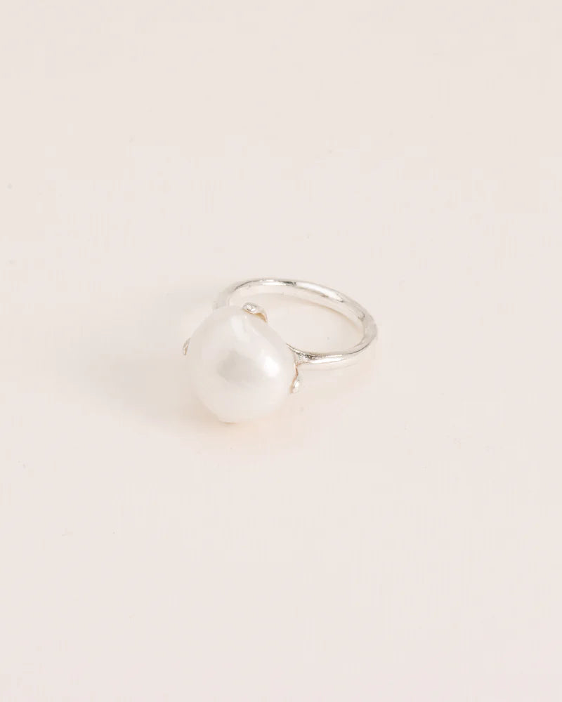 Organic ring with large freshwater pearl