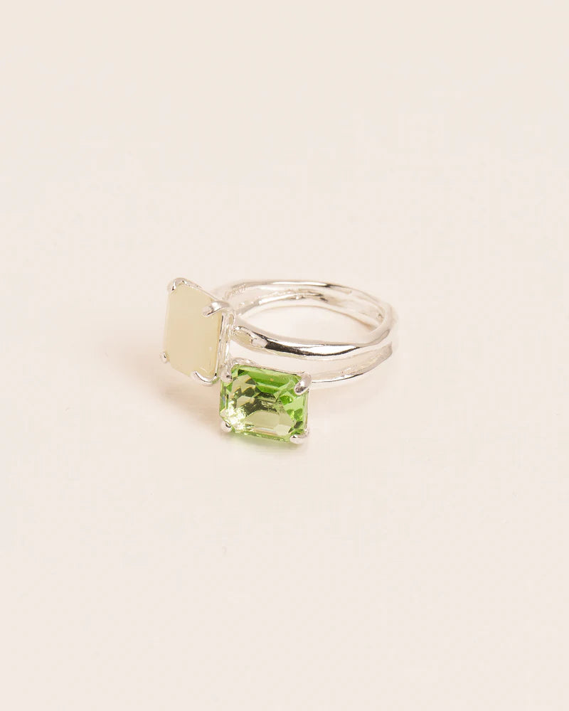 Double ring with peridot crystal and serpentine